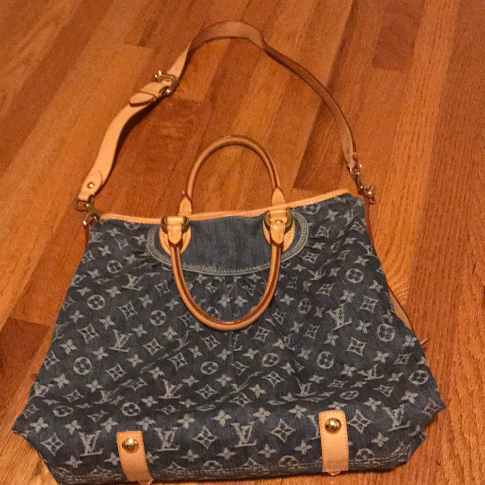 A 100% authentic Louis Vuitton hand bag